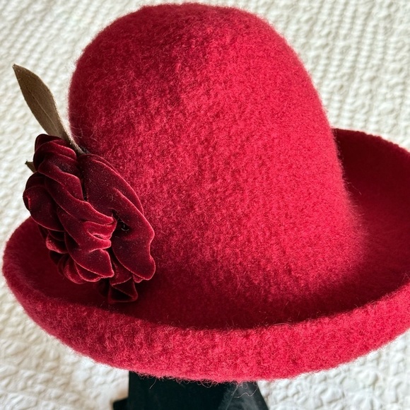 Tess McGuire Red Felted Wool Brimmed Hat w/ Velvet Flower Pin OS Handmade main image 8